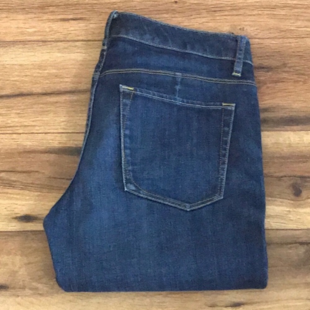 Elie Tahari Adena straight leg jean, classic fit.